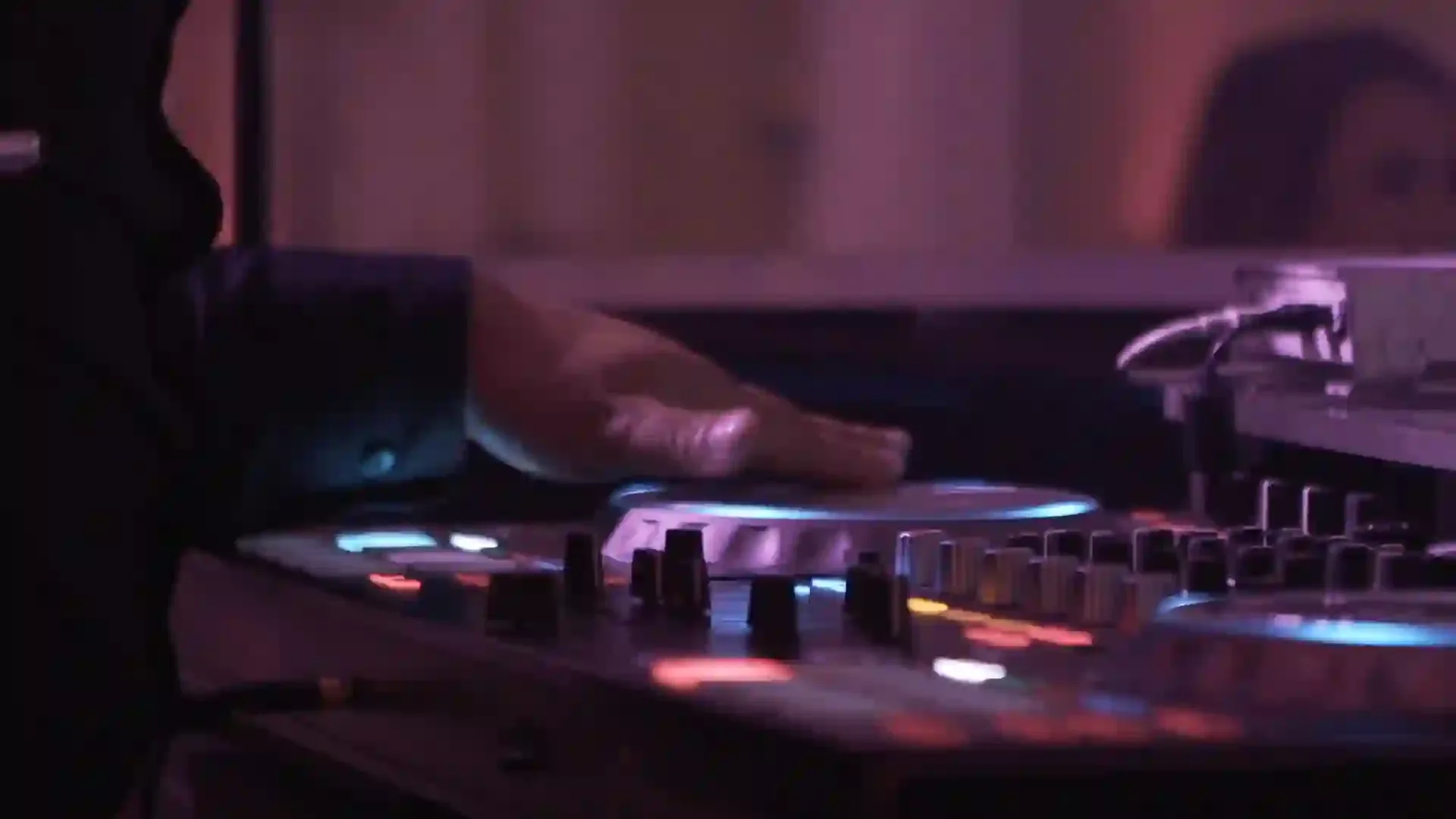Console DJ et écrans pendant une soirée