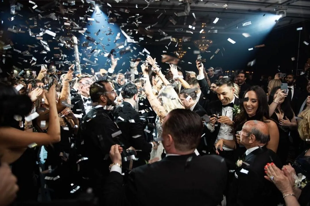 Invités dansant pendant la soirée